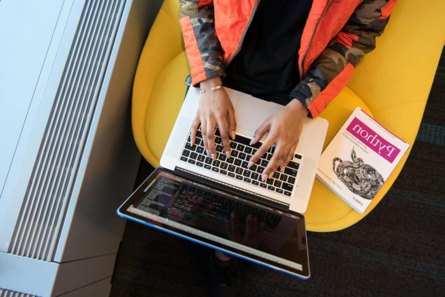 Groep studenten collaboreert aan game development project in moderne classroom