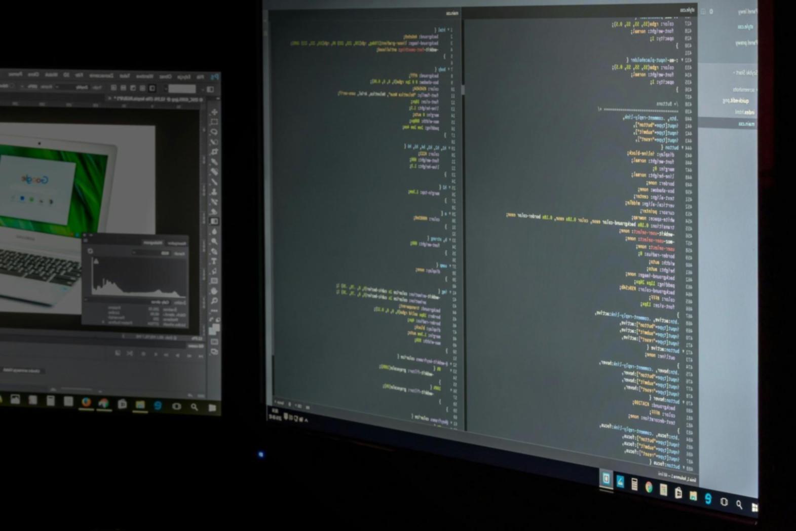Moderne game development setup met meerdere monitors
